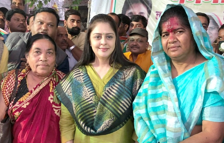 अभिनेत्री नगमा को देखकर बेकाबू हुए कांग्रेसी, मंच पर हुई हाथापाई - Madhya Pradesh assembly election