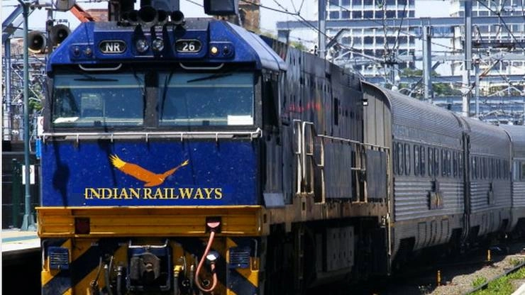 कोहरे के चलते 55 ट्रेनें रद्द और 12 देरी से चल रही हैं : रेलवे