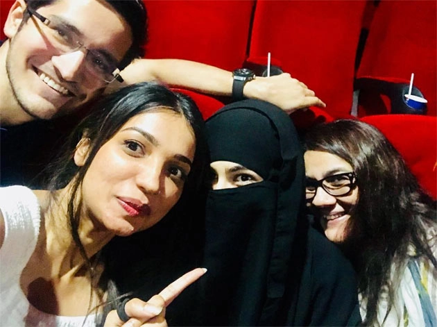 बुर्का पहन थिएटर में फिल्म देखने गईं 'केदारनाथ' की हीरोइन सारा अली खान - Sara Ali Khan Disguised Herself As Nusrat To Gauge The Audience’s Reaction To Kedarnath