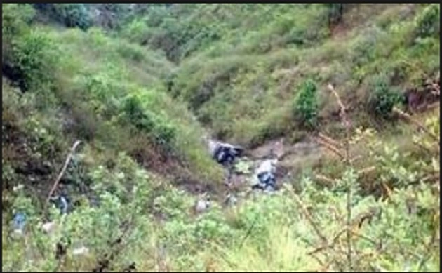 हिमाचल में गड्ढे में गिरी स्‍कूल बस, 6 बच्चों और चालक की मौत - School bus fell into pit