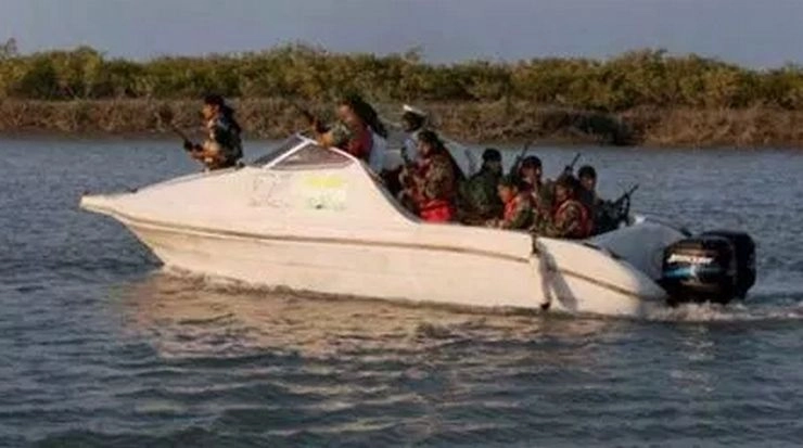 पाकिस्तान की नापाक हरकत, कच्छ इलाके में 2 भारतीय नावों पर फायरिंग - Kutch,  Pakistan Boat Firing
