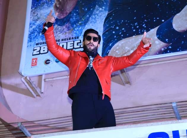 सिनेमाघर की छत पर रणवीर सिंह ने मचाया धमाल