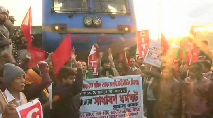 भारत बंद : तिरुवनंतपुरम में एसबीआई ट्रेजरी शाखा पर हमला, रेलगाड़ियों को रोका - Bharat Bandh