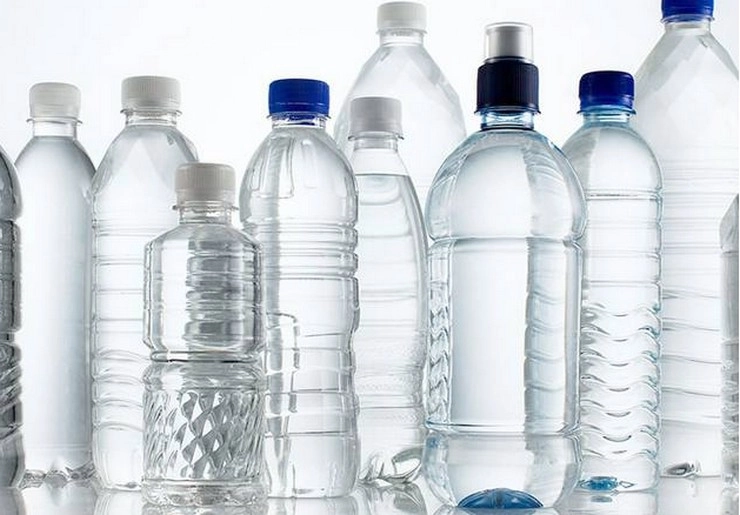 Plastic Bottle Side Effects: प्लास्टिकच्या बाटलीने पाणी प्यायल्याने होणारे नुकसान जाणून घ्या