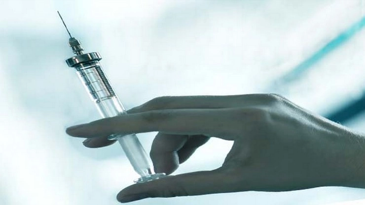 Vaccination | नियम विरुद्ध टीके लगवाना पड़ा महंगा, स्वास्थ्य मंत्री को देना पड़ा इस्तीफा