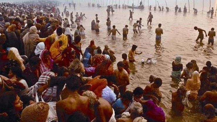 Prayagraj | महाशिवरात्रि पर्व पर त्रिवेणी संगम में उमड़ पड़ा आस्था का सैलाब, पर्व स्नान के बाद की पूजा-अर्चना