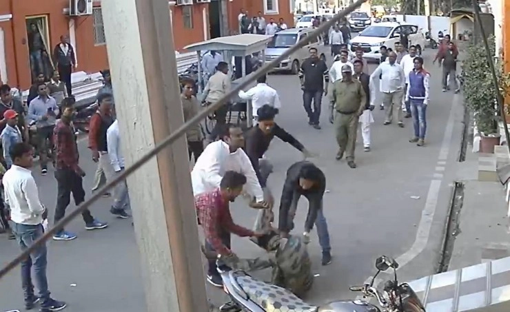 मंत्री समर्थकों ने की सरेआम गुंडागर्दी, सुरक्षाकर्मी की पिटाई करते हुए कैमरे में हुए कैद... - Controversy over the beating of Security personnel