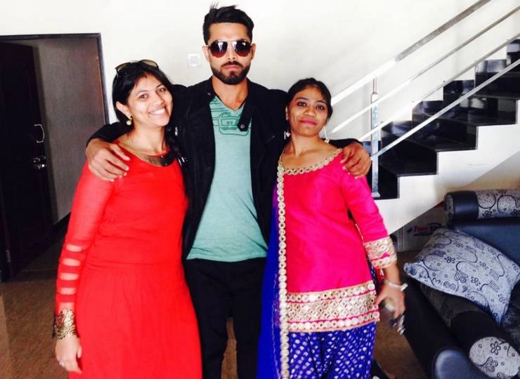 क्रिकेटर रवीन्द्र जडेजा की बहन ने थामा कांग्रेस का दामन, पत्नी भाजपा में
