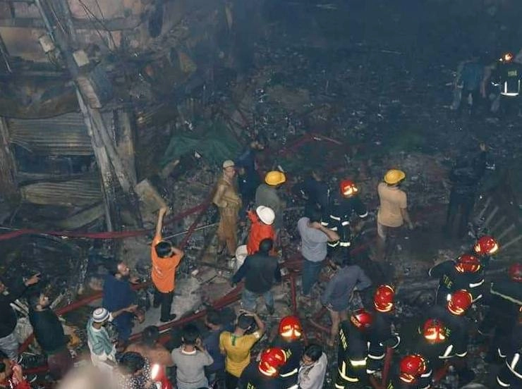 रासायनिक गोदामों में लगी आग, पूरा अपार्टमेंट जलकर खाक, 69 की मौत