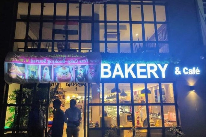 पुलवामा हमला : बेकरी पर फूटा लोगों का गुस्सा, 'कराची' शब्द पर लगाया कवर... - karachi bakery outlet in bengaluru covers karachi under pressure from mob