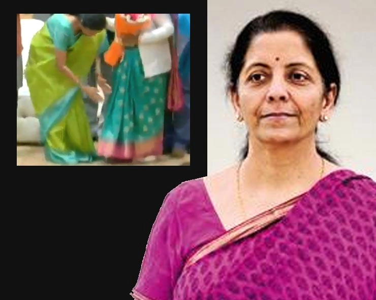 रक्षामंत्री सीतारमण ने शहीद की मां के पांव छुए, सोशल मीडिया पर मिली सराहना
