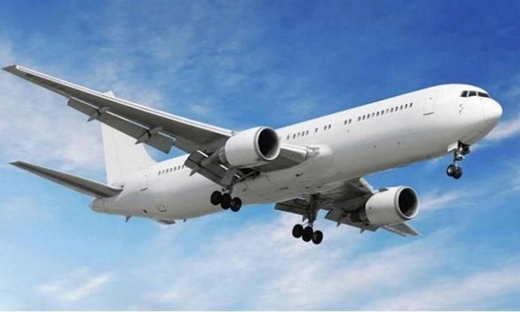 विमान में ईंधन 10 मिनट का, 135 यात्रियों की जान हवा में - Flight lands in Lucknow with just 10 minutes of fuel remaining