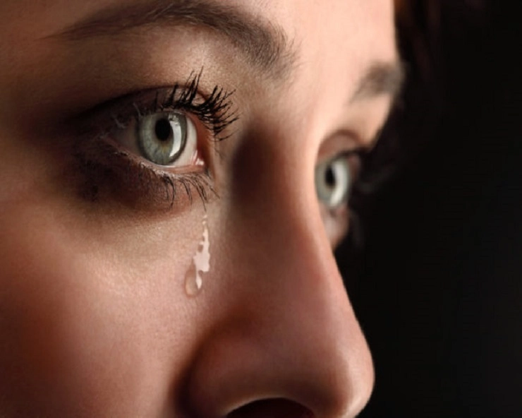 डॉक्‍टर्स हो गए हैरान जब पता चला कि यह महिला रोती हैं खून के आंसू! - Bloody Tears In Periods