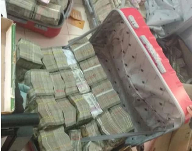 मध्यप्रदेश में कमलनाथ के OSD के घर दिल्ली के IT अफसरों ने डाला छापा, भारी मात्रा में नकदी बरामद - Income tax raid at CM Kamalnath OSD house