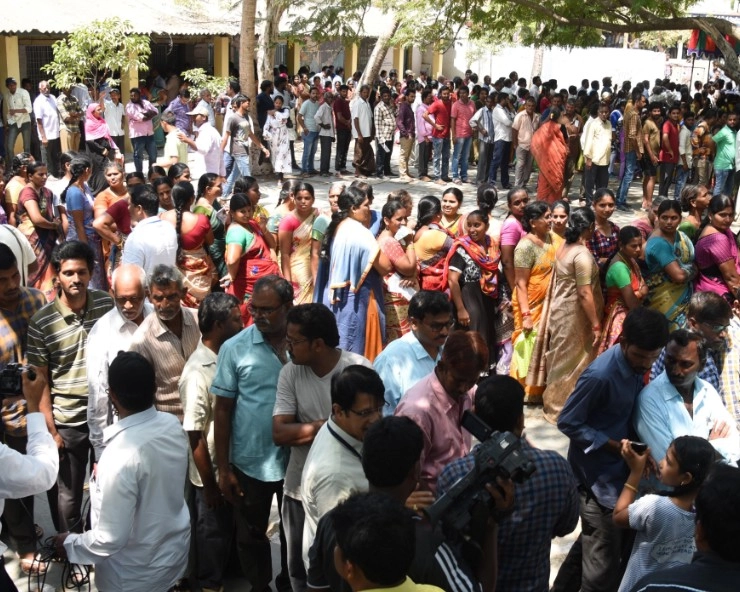 Lok Sabha Elections : पहले चरण के मतदान के दौरान हिंसा, 2 लोगों की मौत, EVM गड़बड़ी की शिकायतें