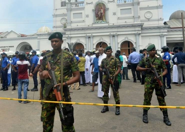 Sri Lanka Crisis : श्रीलंका में अराजक हालात, 1 प्रदर्शनकारी की मौत, अस्पताल में चल रहा था इलाज, कार्यवाहक राष्ट्रपति ने लगाया कर्फ्यू - Sri Lanka Crisis : Sri Lanka imposes nationwide curfew till 5am tomorrow