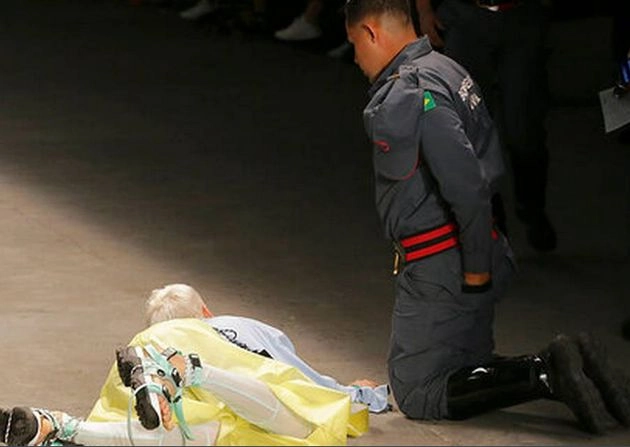 साओ पाउलो फैशन वीक में कैटवॉक के दौरान गिरा पुरुष मॉडल, मौत - model participating in fashion week has died