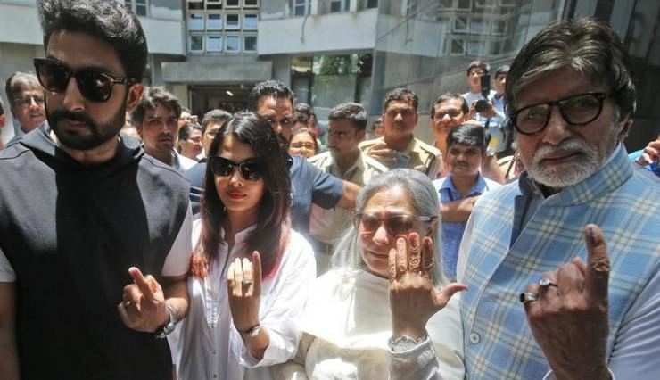 Voting in Mumbai। मुंबई में पुलिसकर्मी ने अमिताभ बच्चन को वोटिंग लाइन से निकालकर डलवाया वोट - Voting in Mumbai