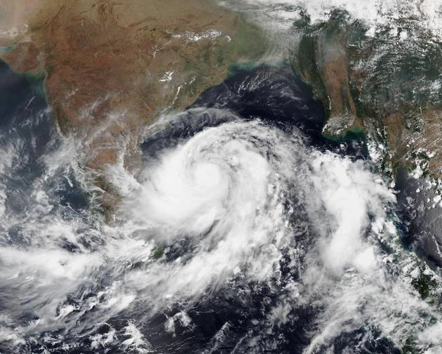 फानी बना खतरनाक चक्रवाती तूफान, 200 किमी की रफ्तार से टकराएगा ओडिशा से, 103 ट्रेनें रद्द, सेना अलर्ट