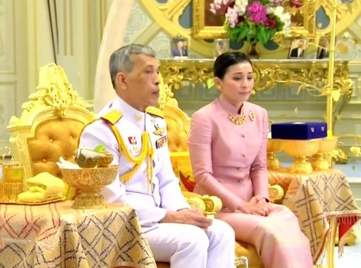 थायलंड: राजा वाजिरालोंगकॉन यांच्या राज्याभिषेकात पवित्र जल, राजचिन्हं आणि मांजरीचं महत्त्व