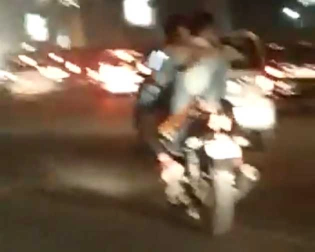 दिल्ली में बाइक सवार कपल ने तोड़ दिए सारे नियम, चलते रोड पर कर दी यह शर्मनाक हरकत - Delhi couple breaks all rules at Rajouri garden crossing