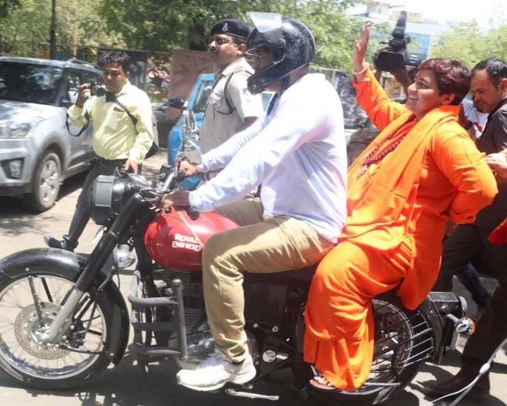 कांग्रेसियों ने तोड़ दिया है शरीर को, बाइक पर सवार प्रज्ञा ठाकुर का बड़ा आरोप - Sadhvi Pragya Thakur on bike