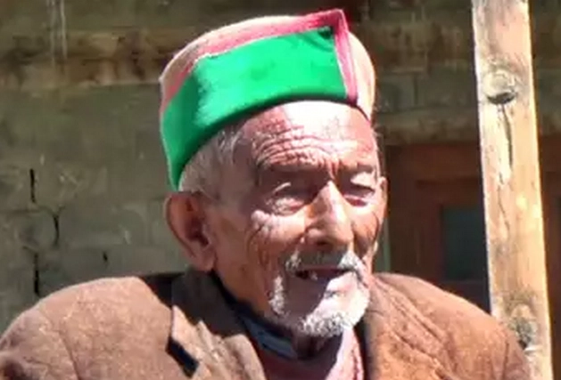 भारत के पहले 102 वर्षीय मतदाता श्याम सरन नेगी ने वोट डाला - Shyam Saran Negi