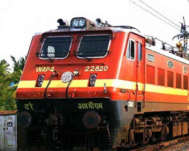 गोवा में भारी बारिश के बाद भूस्खलन से पटरी से उतरी ट्रेन | Train derailed