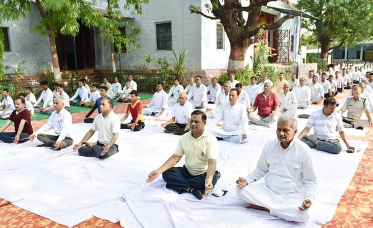योग चित्त की विकृतियों के निवारण के साथ आत्मविश्वास को भी बढ़ाता है – कमिश्नर डॉ. अशोक कुमार भार्गव - International Yoga Day