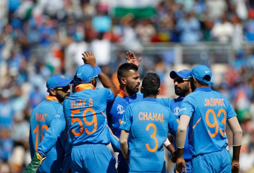 बल्लेबाज हुए फ्लॉप, गेंदबाजों ने बचाई टीम इंडिया की लाज