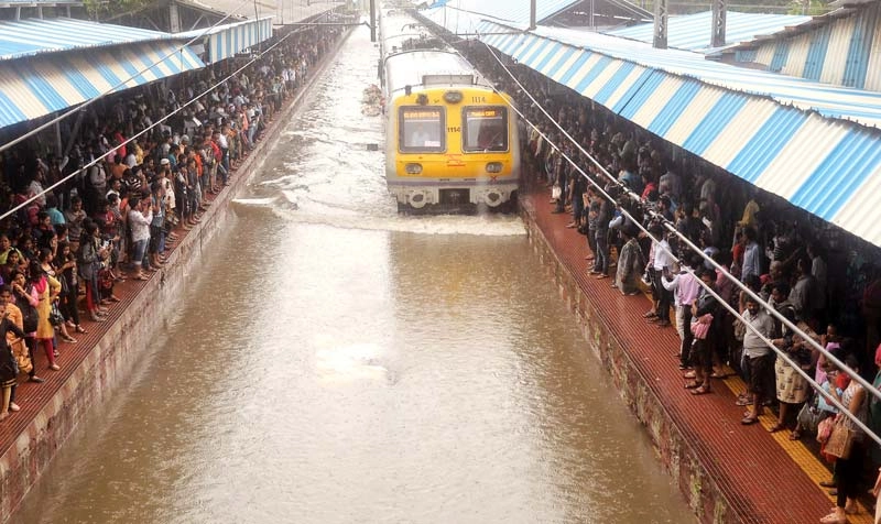 ફોટા- ભારે વરસાદ પછી મુંબઈની યાતાયાત સેવા પ્રભાવિત, આવનાર દિવસો માટે ચેતવણી