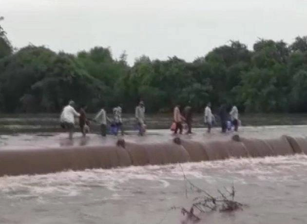 मौसम अपडेट : दक्षिण गुजरात में भारी बारिश का कहर, वापी और वलसाड पानी-पानी