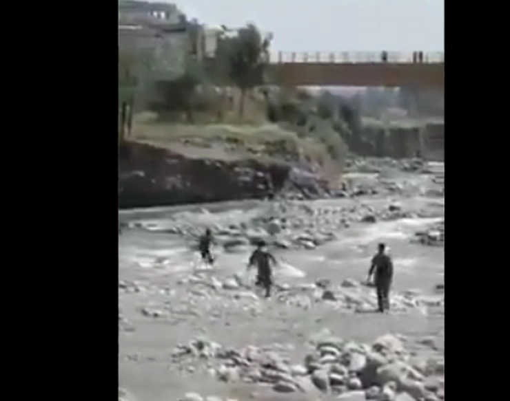 कश्मीर में CRPF जवानों ने बच्ची को नदी में डूबने से बचाया, सोशल मीडिया पर वायरल हुआ वीडियो - CRPF Jawans Social Media