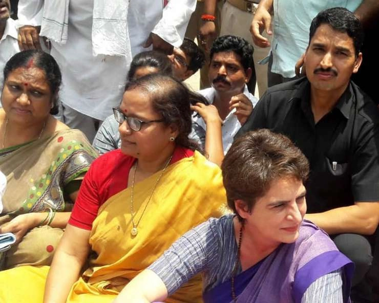 मिर्जापुर में धरने पर बैठीं प्रियंका गांधी को ले गई पुलिस - Priyanka Gandhi going to Sonbhadra stopped in Meerjapur