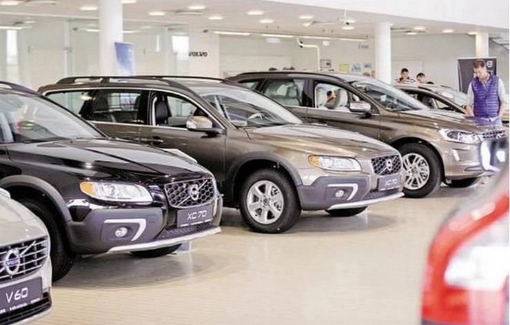 Car Sales in September 2021 : घटी कारों की बिक्री, सितंबर में गाड़ियों की सेल में 5.27 प्रतिशत की गिरावट, सेमी कंडक्टर की कमी से जूझ रहा है ऑटो सेक्टर - Vehicle sales in India hit as automakers struggle amid chip shortage