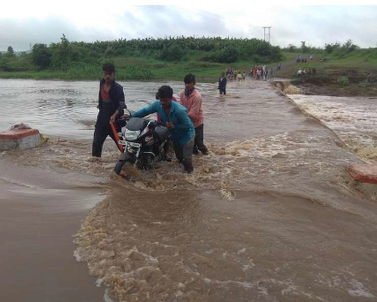 Heavy Rain in Khandwa। Weather Updates : खंडवा में भारी बारिश के चलते बाढ़ जैसे हालात, 177 छात्राओं को सुरक्षित निकाला - Heavy Rain in Khandwa