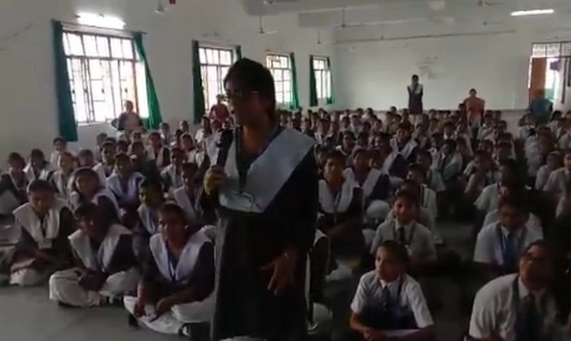 योगी की पुलिस को बाराबंकी की बहादुर लड़की ने दिखाया आईना - brave girl questions Yogi Police