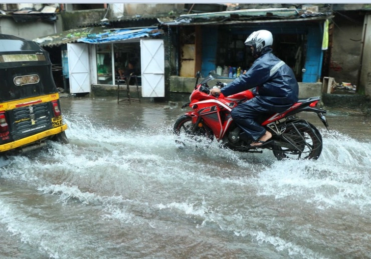 मुंबई में भारी बारिश और हाई टाइड की चेतावनी, घर से बाहर न निकलने की सलाह - Mumbai Rains Live Updates