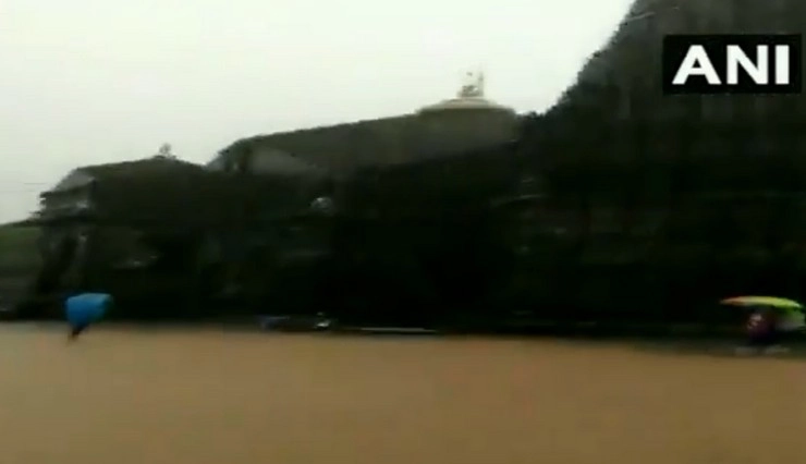 महाराष्ट्र में बारिश से हाहाकार, नासिक के त्र्यंबकेश्वर मंदिर में पानी घुसा (वीडियो) - Flooding in premises of Trimbakeshwar Temple in Nashik
