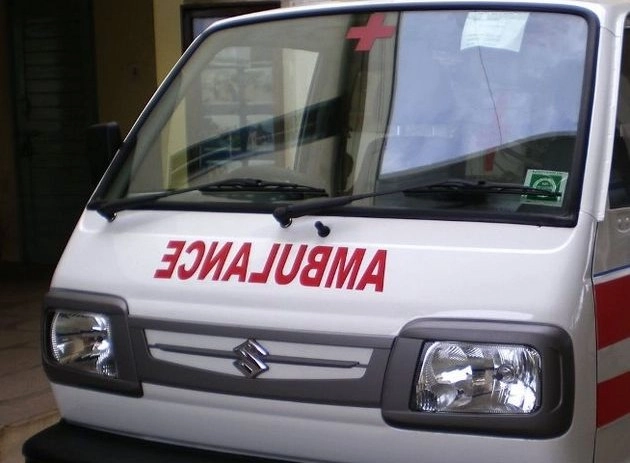 ambulance | मजदूर की बेबसी, अर्थी के लिए 4 कंधे न मिलने एम्बुलेंस से गांव लाया पत्नी का शव