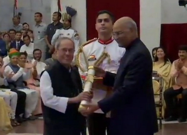प्रणब मुखर्जी, नानाजी देशमुख, भूपेन हजारिका को प्रदान किया गया भारत रत्न - Former President Pranab Mukherjee receives 'Bharat Ratna' from President Ram Nath Kovind