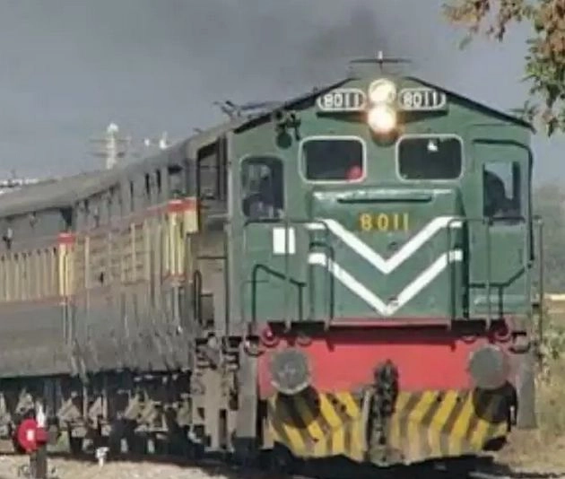थार एक्सप्रेस को पाकिस्तान ने दिखाई हरी झंडी - Thar Express Pakistan Karachi