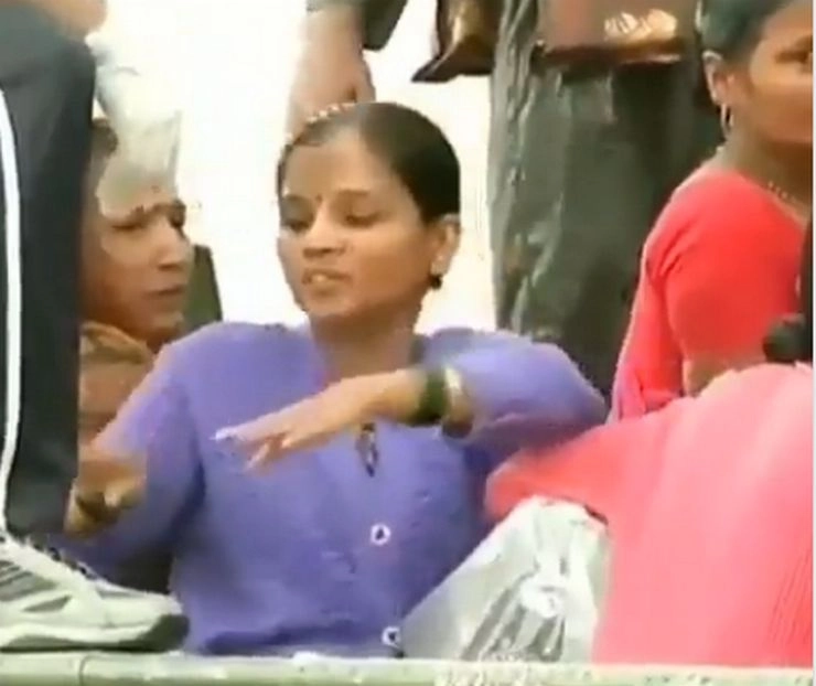 बाढ़ से त्राहिमाम, क्या आपने भगवान को देखा है? (वीडियो) - Flood in Maharashtra women Touched feet Army personnel