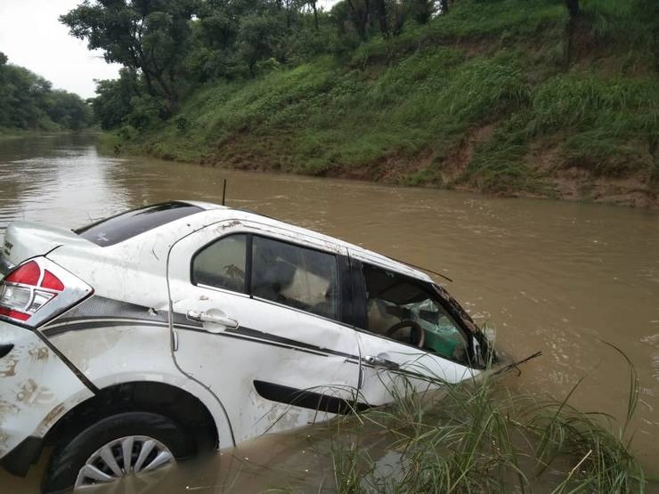 उज्जैन में उफान पर नाला, तेज बहाव में बही कार, 3 की मौत - car blew into the drain in Ujjain