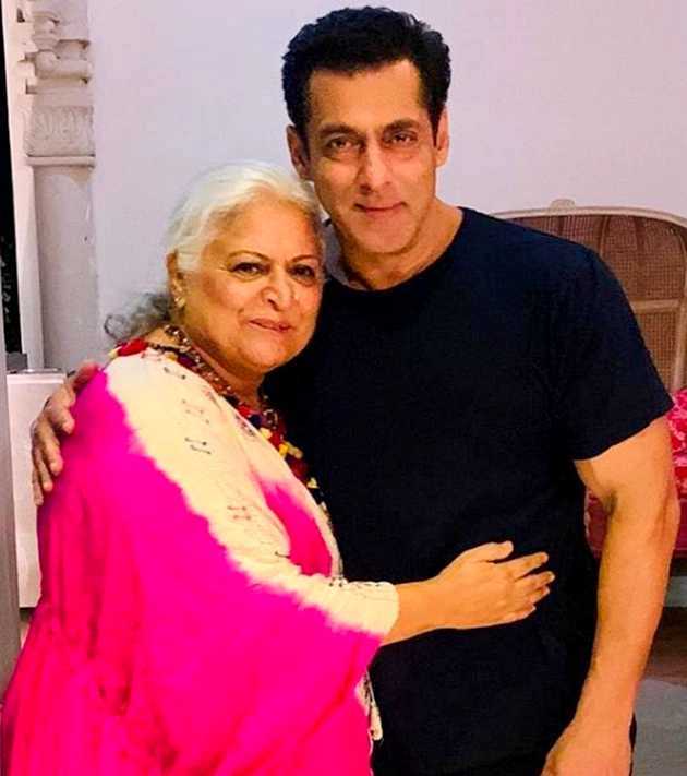 ऑन स्क्रीन मां के साथ सलमान खान ने सेलिब्रेट की राखी, तस्वीरें वायरल - dababgg 2 star salman khan celebrate rakhi with on screen mother bina kak in jaipur