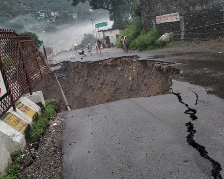 हिमाचल : कांगड़ा में भूस्खलन की चपेट में आई कार, किन्नौर में हो चुकी है 9 पर्यटकों की मौत - Car hit by landslide in Himachal's Kangra