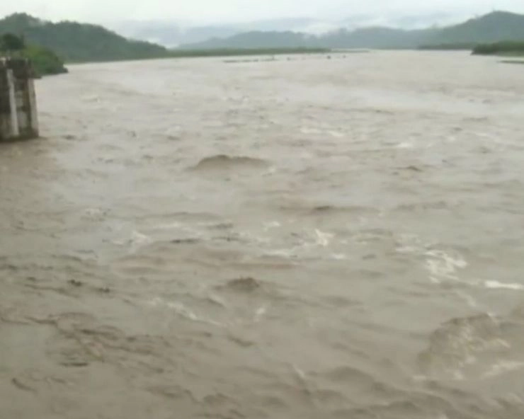 भारी बारिश से नदी में बही कार, 2 महिलाओं की मौत
