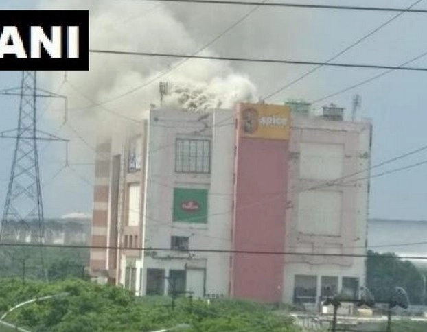 दिल्ली के स्पाइस मॉल में लगी आग