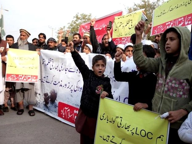 अब भारत से 'जंग' के लिए बच्चों के साथ मैदान में उतरे मुल्ले-मौलवी - Protest in Pakistan for war against India