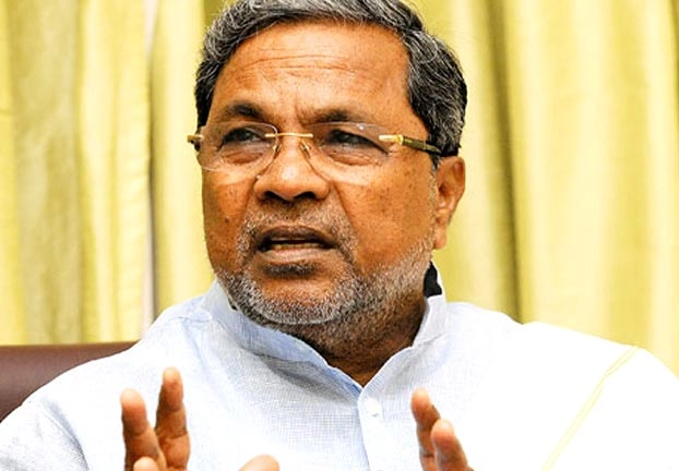 कर्नाटक के पूर्व मुख्‍यमंत्री सिद्धारमैया ने जड़ा अपने ही सहयोगी को थप्पड़ - Former Karnataka Chief Minister Siddaramaiah slaps his own aide